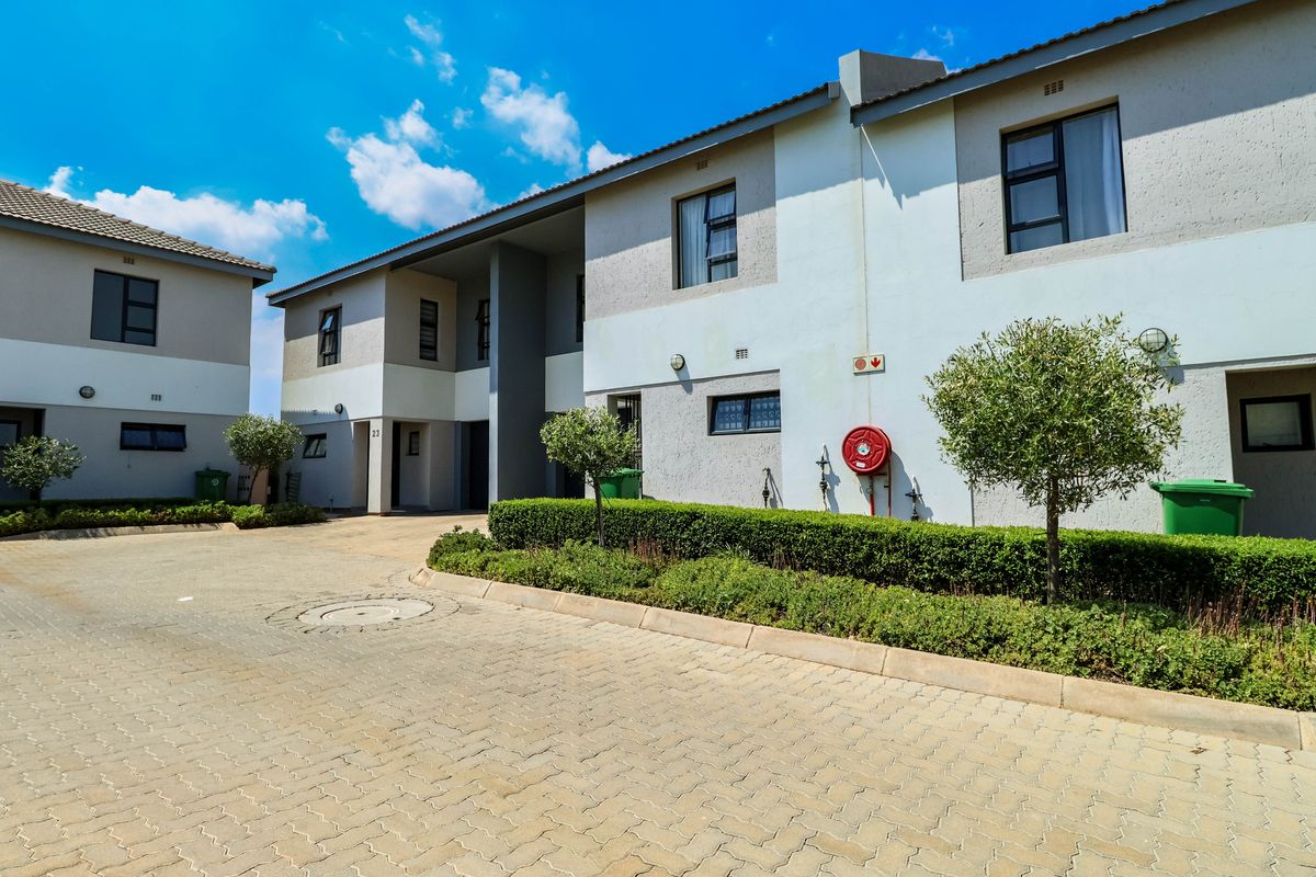 Bidding to start from R1 000 000!! Live Auction! 3 Bedroom Townhouse in Thatchfield Estate - Photo 2