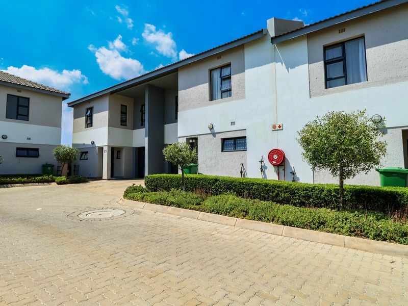 Bidding to start from R1 000 000!! Live Auction! 3 Bedroom Townhouse in Thatchfield Estate - Photo 2