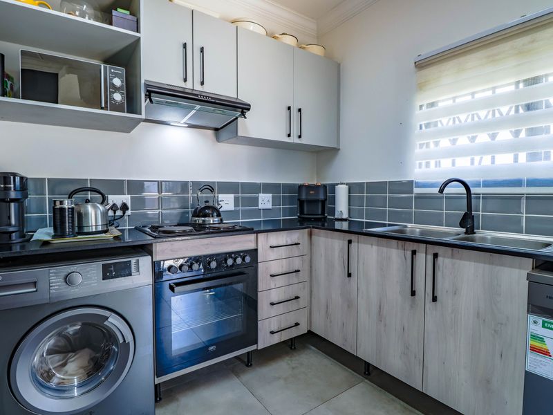 Bidding to start from R1 000 000!! Live Auction! 3 Bedroom Townhouse in Thatchfield Estate - Photo 9