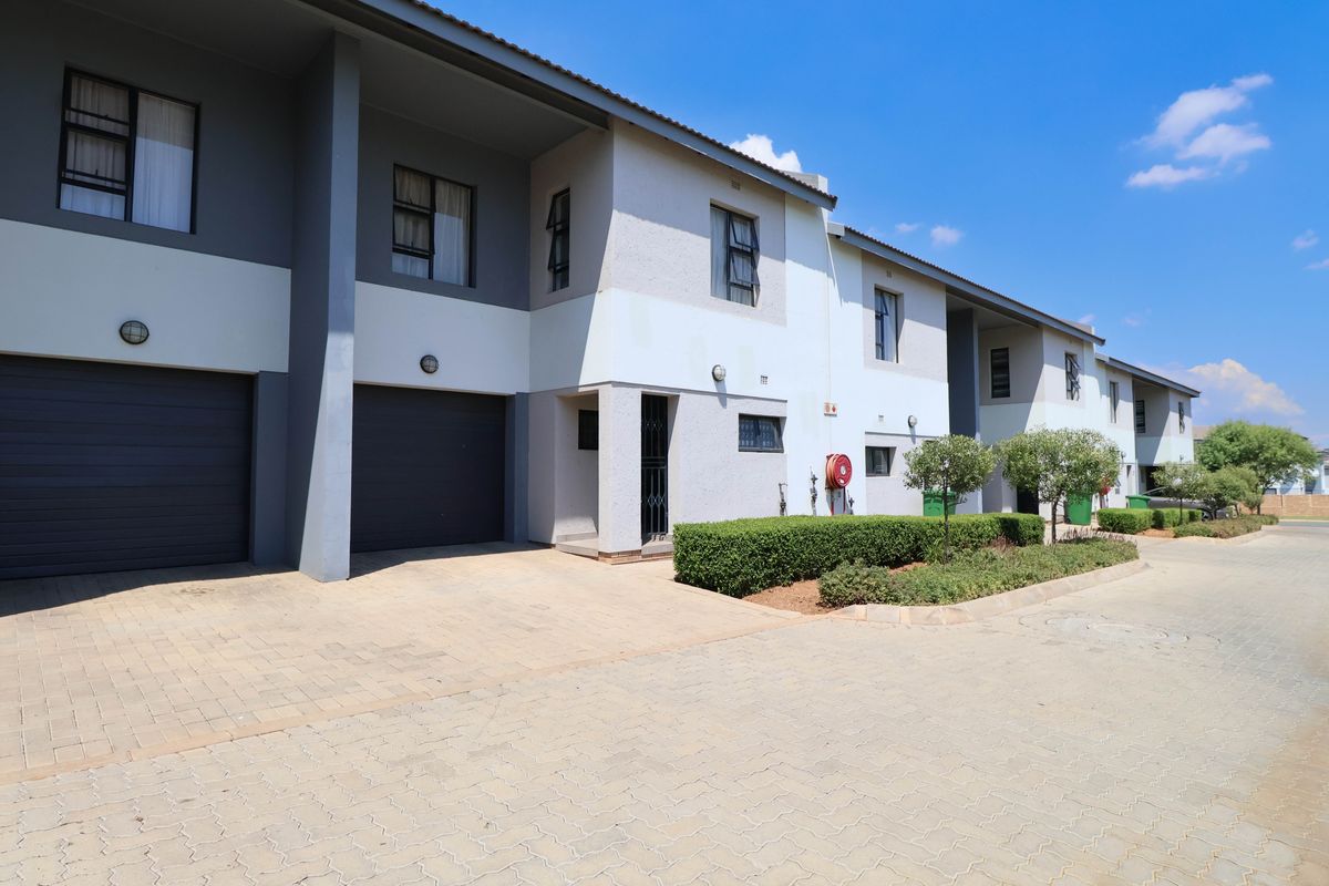 Bidding to start from R1 000 000!! Live Auction! 3 Bedroom Townhouse in Thatchfield Estate - Photo 3