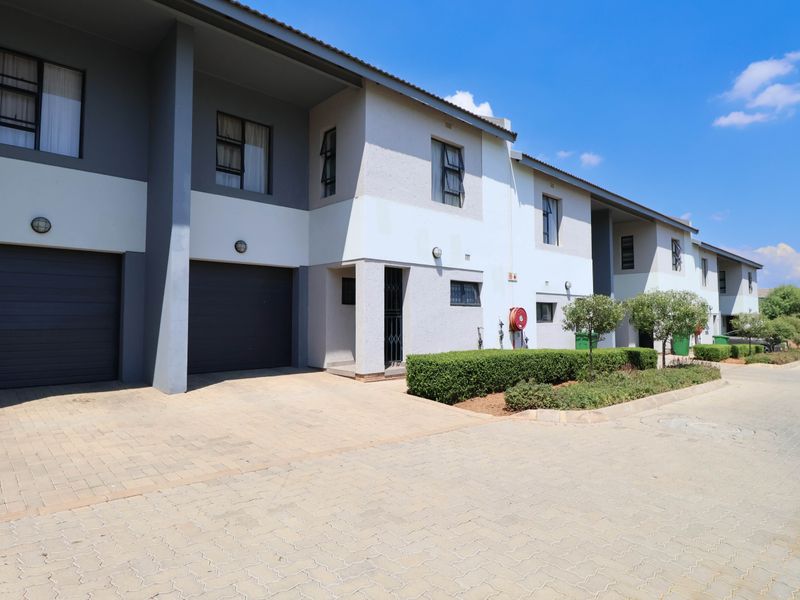 Bidding to start from R1 000 000!! Live Auction! 3 Bedroom Townhouse in Thatchfield Estate - Photo 3