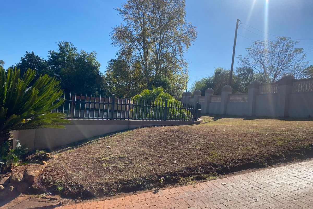 Secure Family Home with Cottage, Pool & Investment Potential - Photo 4