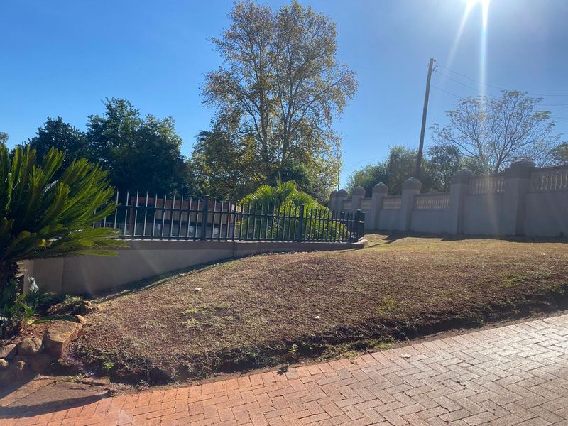 Secure Family Home with Cottage, Pool & Investment Potential - Photo 4