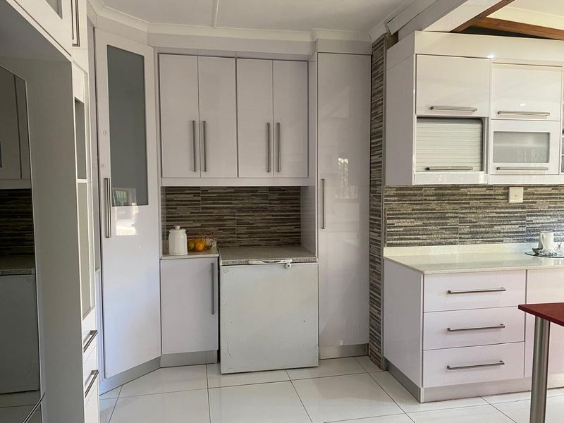 Secure Family Home with Cottage, Pool & Investment Potential - Photo 7
