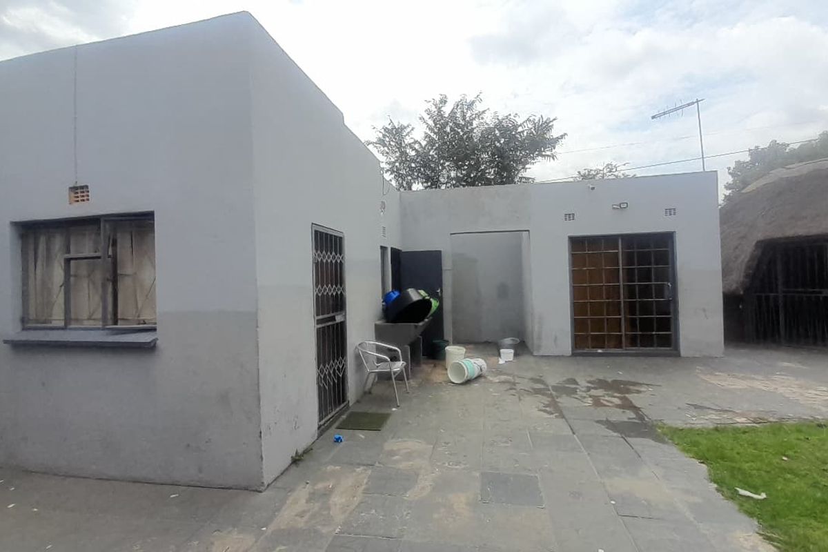 Modern 3 bedroom house in visagie park walking distance to school - Photo 3