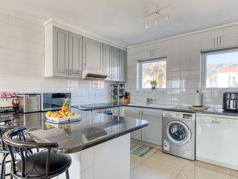 3 Bedroom Luxury Home For Sale - Photo 9