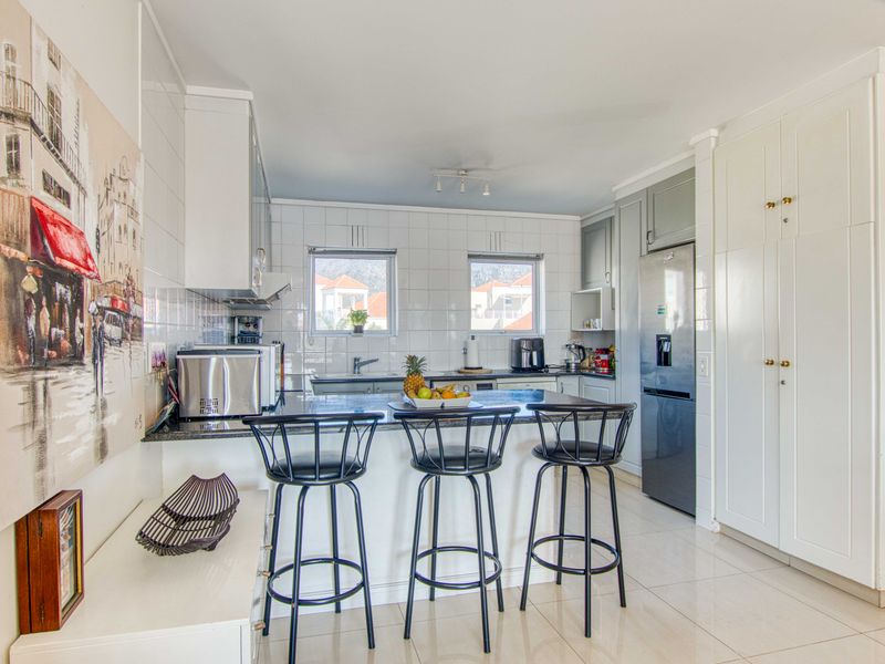 3 Bedroom Luxury Home For Sale - Photo 7