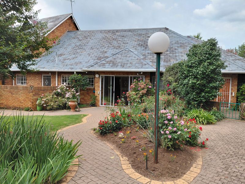 Timeless Traditional Home in Exclusive Boomed Area - Photo 3