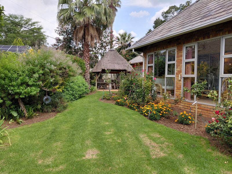 Timeless Traditional Home in Exclusive Boomed Area - Photo 5