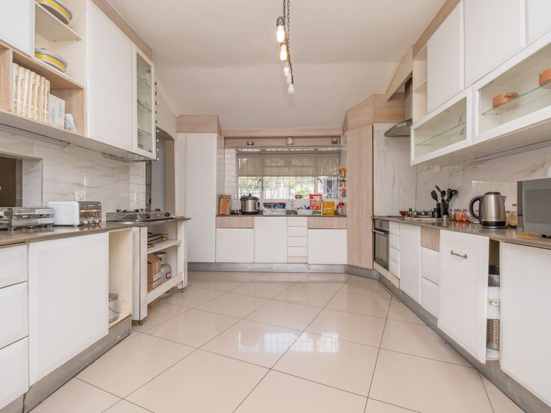 Versatile & Impressive 5 Bedroom House - Photo 3