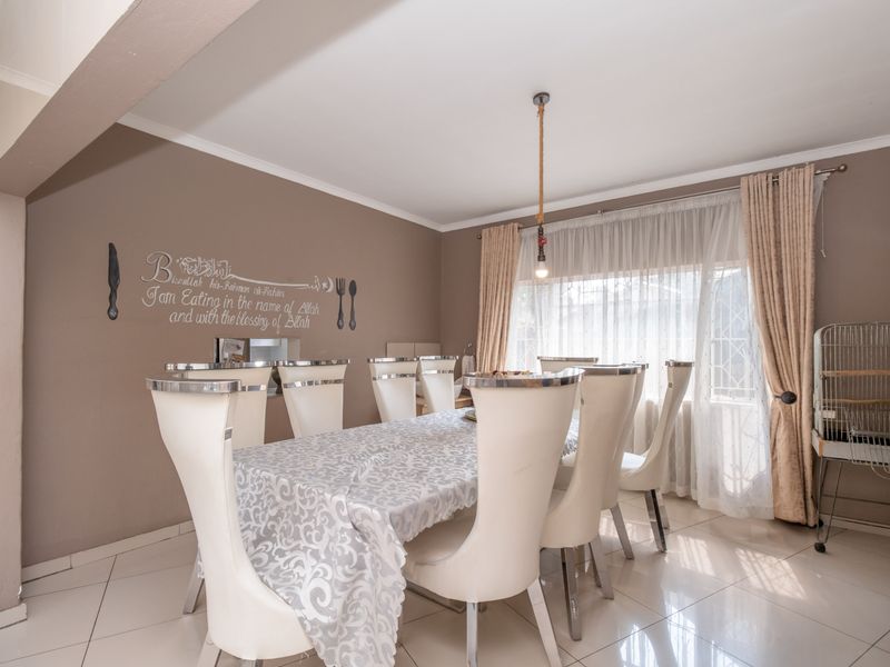 Versatile & Impressive 5 Bedroom House - Photo 2