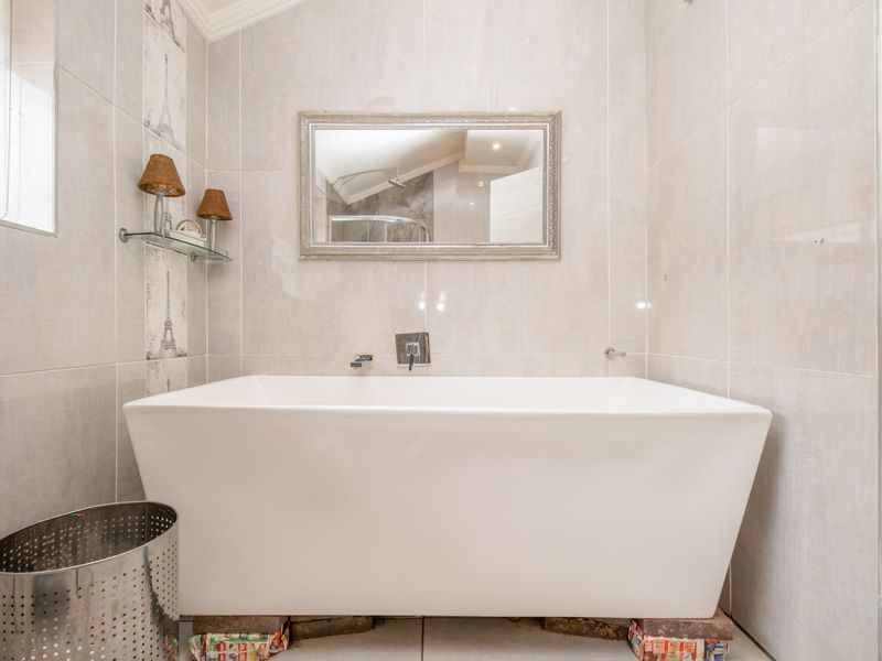 Versatile & Impressive 5 Bedroom House - Photo 7