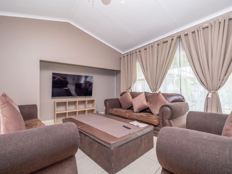 Spacious Multi-purpose 5 Bedroom House Air bnb - Photo 3