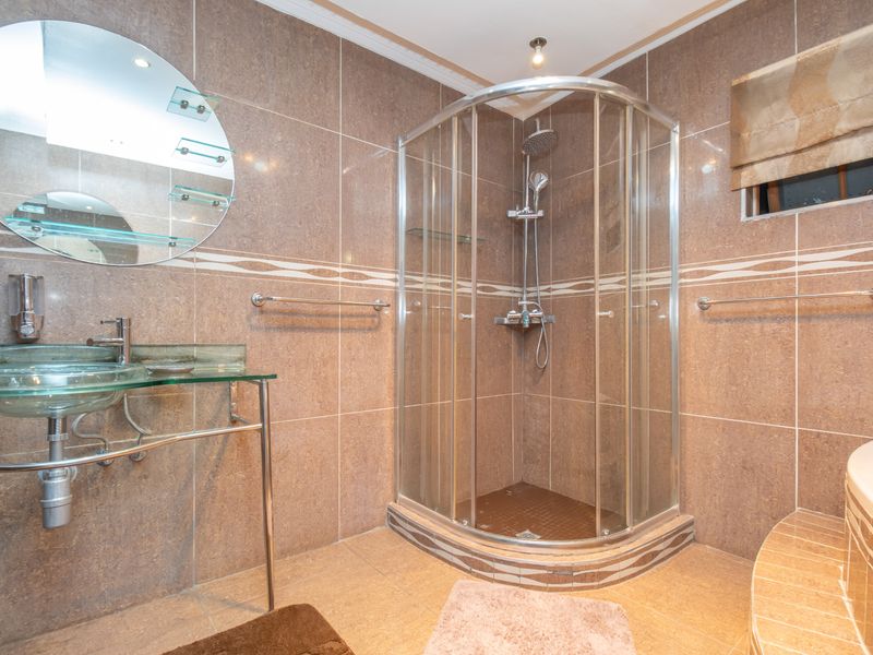 Spacious Multi-purpose 5 Bedroom House Air bnb - Photo 10