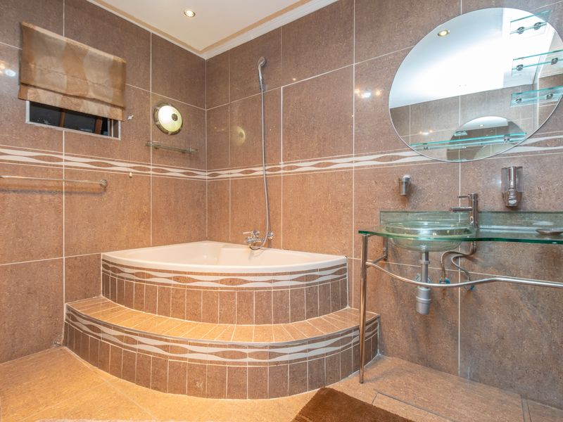 Spacious Multi-purpose 5 Bedroom House Air bnb - Photo 9