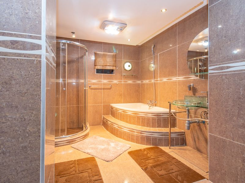 Spacious Multi-purpose 5 Bedroom House Air bnb - Photo 8