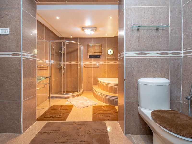 Spacious Multi-purpose 5 Bedroom House Air bnb - Photo 7