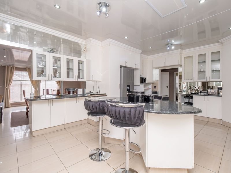 Spacious Multi-purpose 5 Bedroom House Air bnb - Photo 2