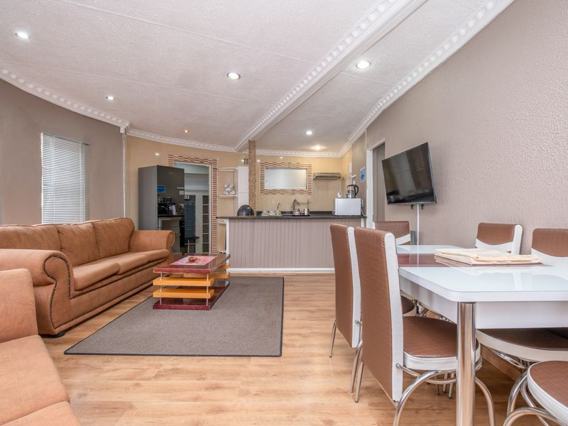 Spacious Multi-purpose 5 Bedroom House Air bnb - Photo 4