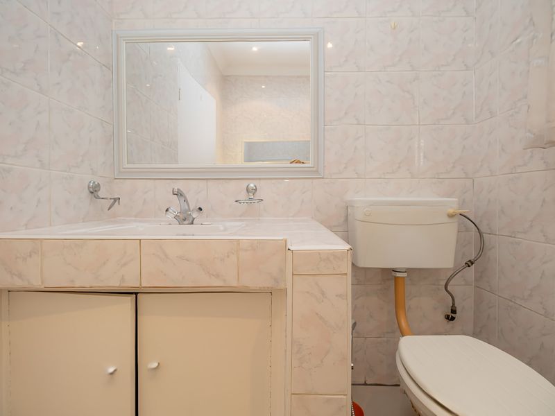 Multi-purpose 4,,5 Bedroom House with 1,5 Bedroom Cottage - Photo 5