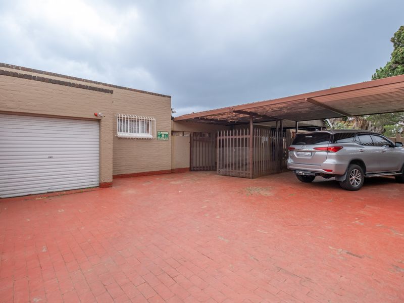 Multi-purpose 4,,5 Bedroom House with 1,5 Bedroom Cottage - Photo 10