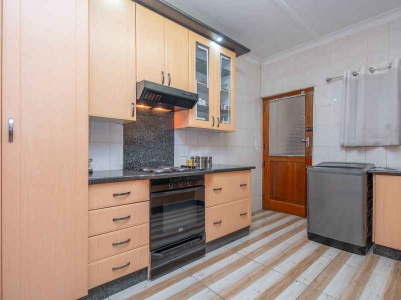 Multi-purpose 4,,5 Bedroom House with 1,5 Bedroom Cottage - Photo 9