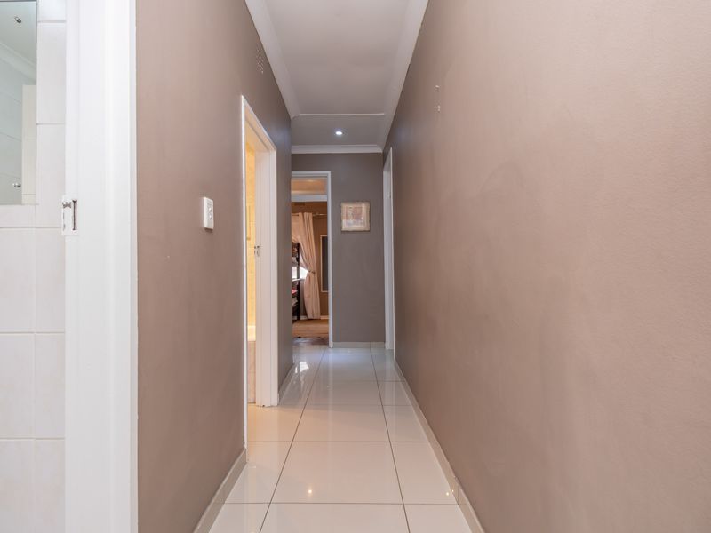 Multi-purpose 4,,5 Bedroom House with 1,5 Bedroom Cottage - Photo 8