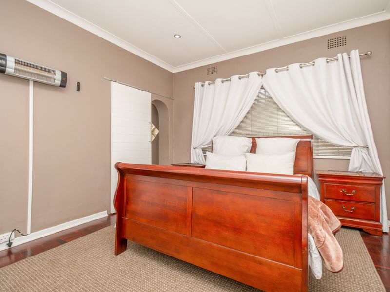 Multi-purpose 4,,5 Bedroom House with 1,5 Bedroom Cottage - Photo 6