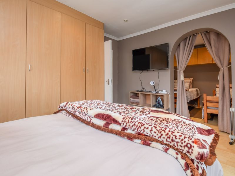 Multi-purpose 4,,5 Bedroom House with 1,5 Bedroom Cottage - Photo 3