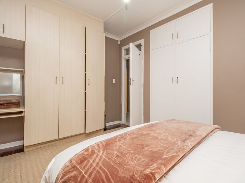 Multi-purpose 4,,5 Bedroom House with 1,5 Bedroom Cottage - Photo 4