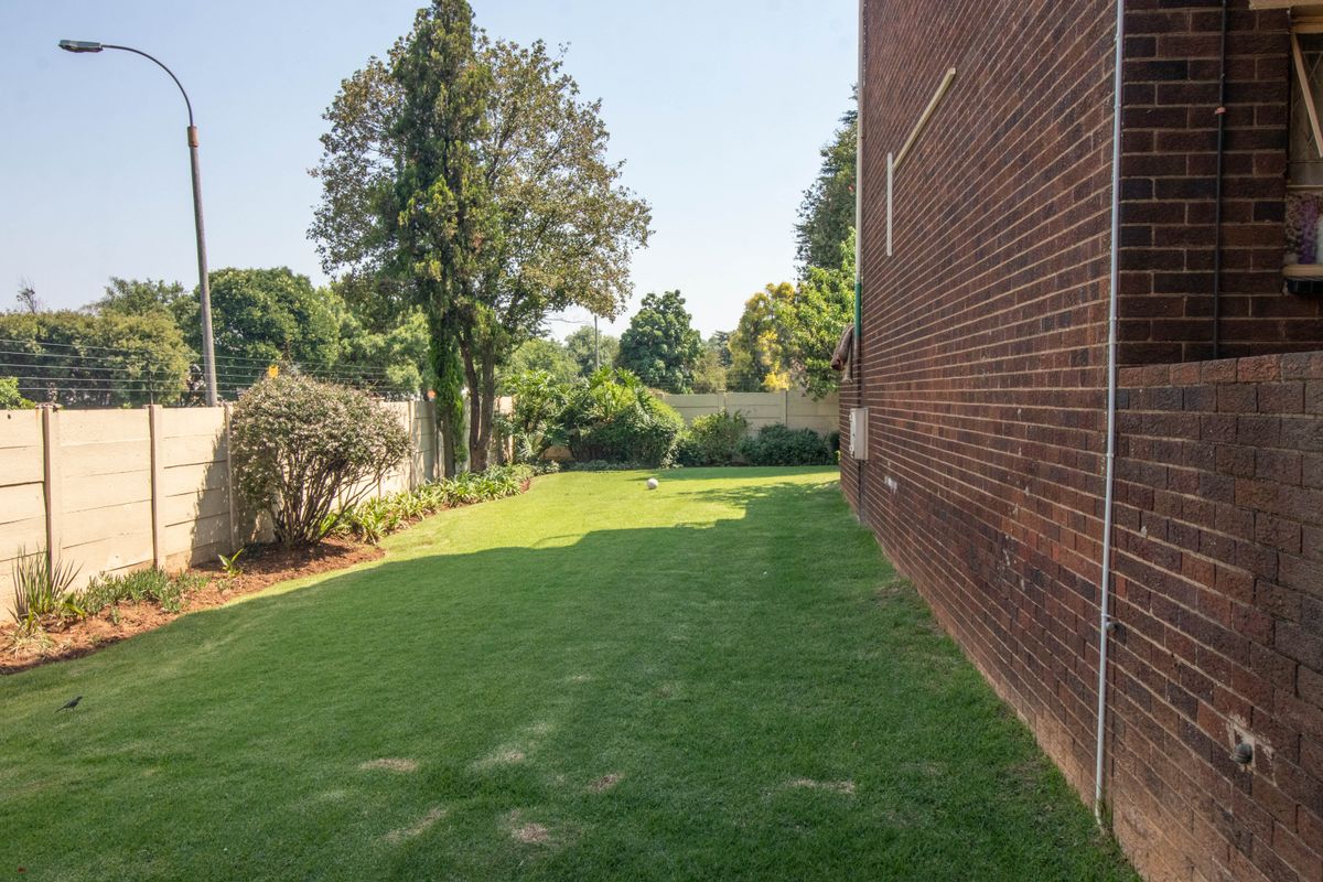 Stunning apartment offering modern living and convenient access - Photo 2