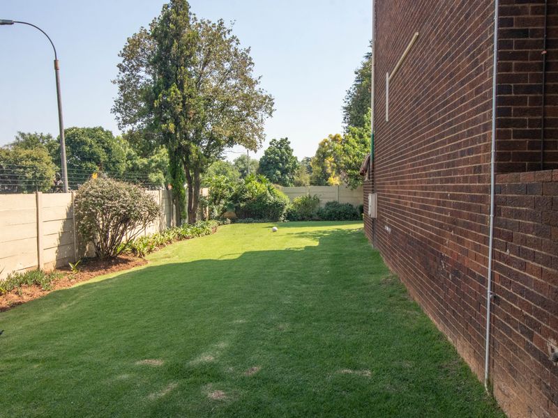 Stunning apartment offering modern living and convenient access - Photo 2