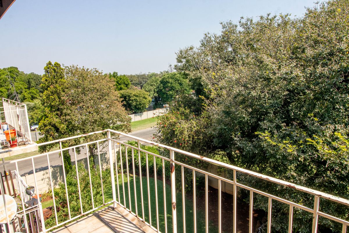 Stunning apartment offering modern living and convenient access - Photo 4