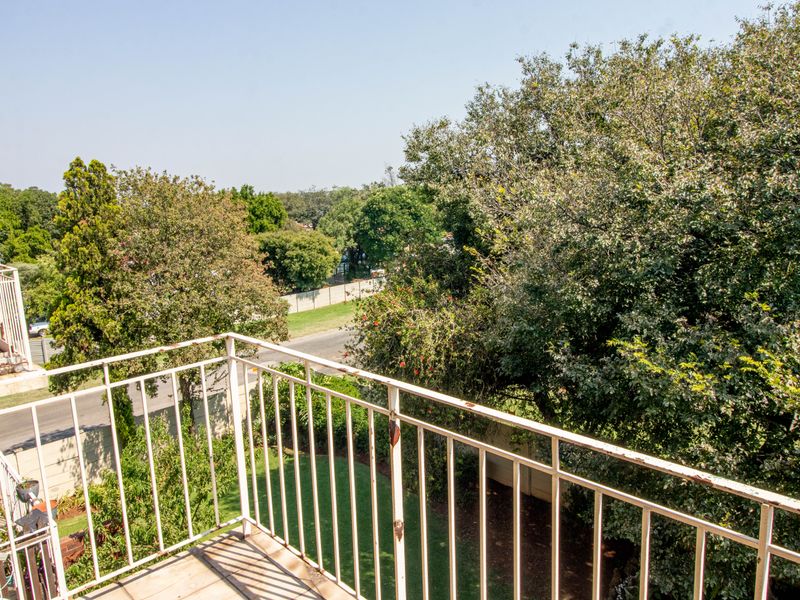 Stunning apartment offering modern living and convenient access - Photo 4