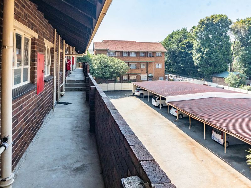 Stunning apartment offering modern living and convenient access - Photo 6