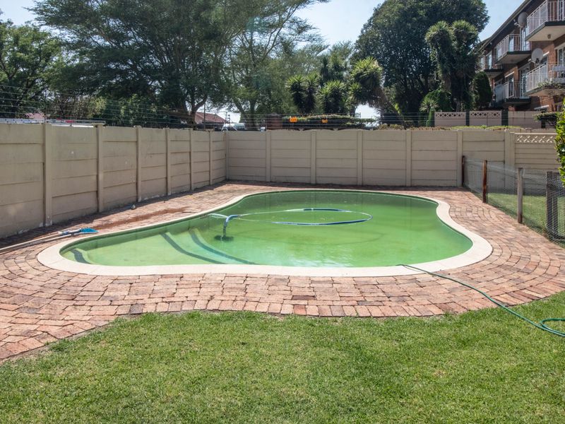 Stunning apartment offering modern living and convenient access - Photo 3