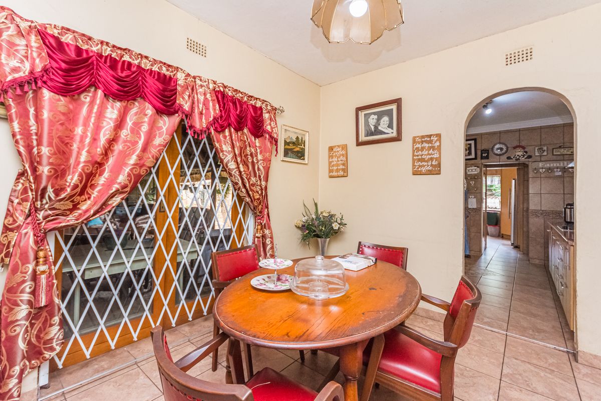 Spacious 4-Bedroom Family Home with Two Flatlets in Florida, Roodepoort - Photo 3