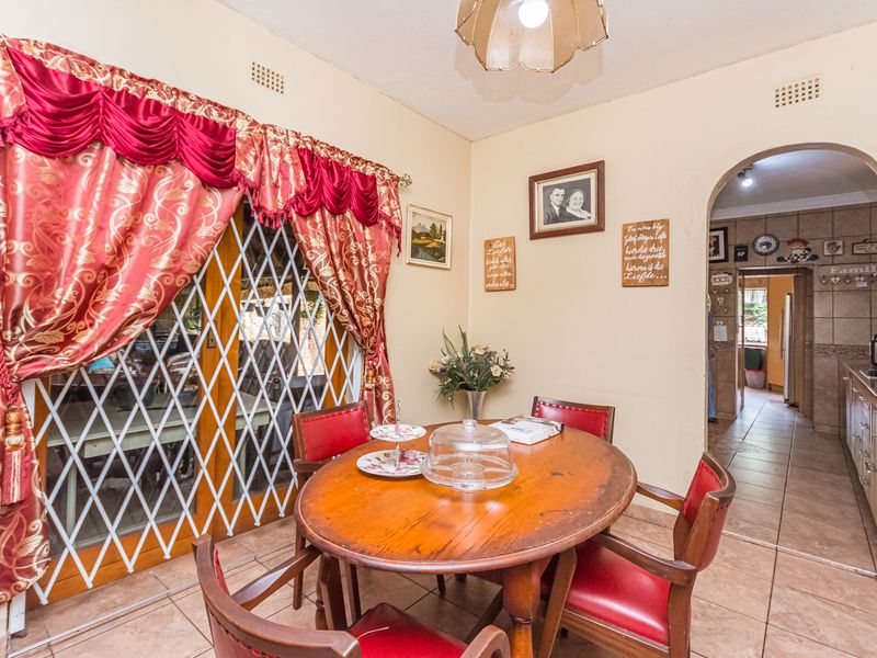 Spacious 4-Bedroom Family Home with Two Flatlets in Florida, Roodepoort - Photo 3