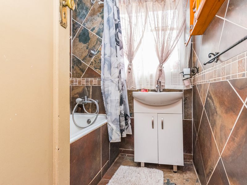 Spacious 4-Bedroom Family Home with Two Flatlets in Florida, Roodepoort - Photo 9