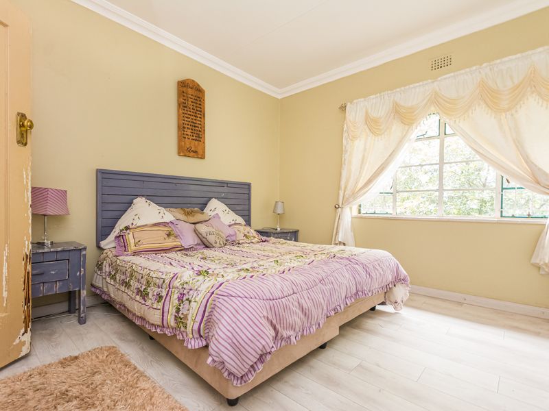 Spacious 4-Bedroom Family Home with Two Flatlets in Florida, Roodepoort - Photo 7