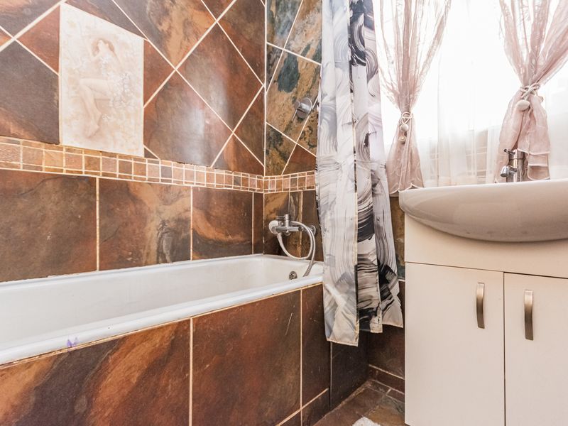 Spacious 4-Bedroom Family Home with Two Flatlets in Florida, Roodepoort - Photo 10