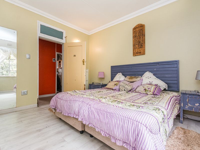 Spacious 4-Bedroom Family Home with Two Flatlets in Florida, Roodepoort - Photo 8