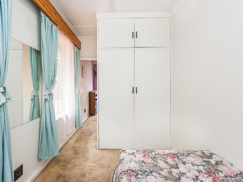 Spacious 4-Bedroom Family Home with Two Flatlets in Florida, Roodepoort - Photo 6