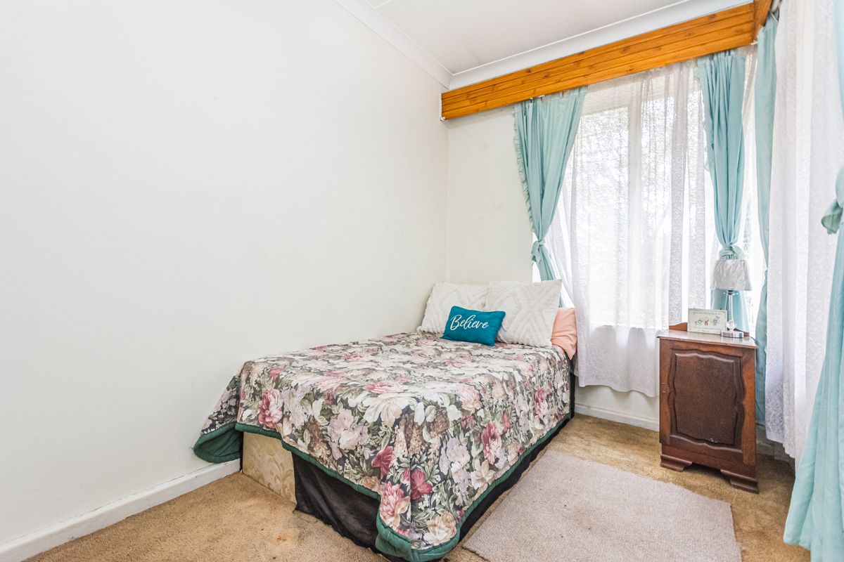 Spacious 4-Bedroom Family Home with Two Flatlets in Florida, Roodepoort - Photo 5