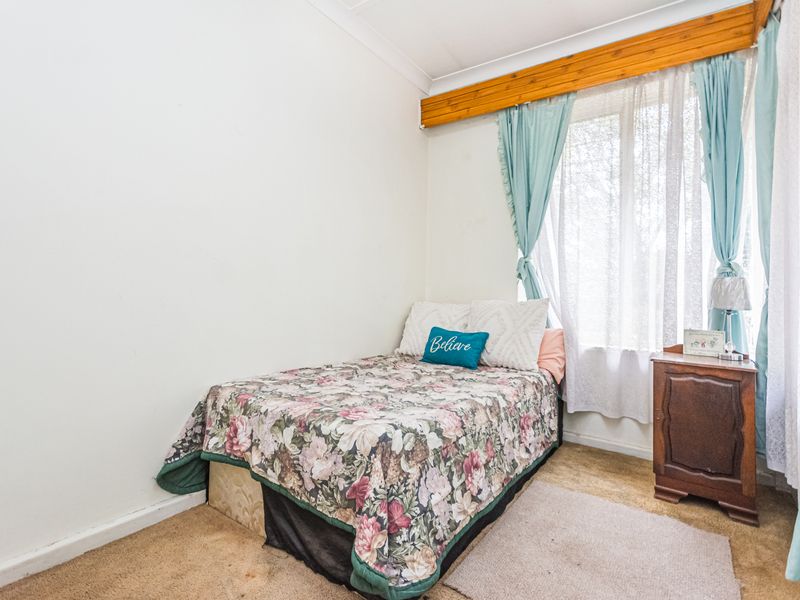 Spacious 4-Bedroom Family Home with Two Flatlets in Florida, Roodepoort - Photo 5