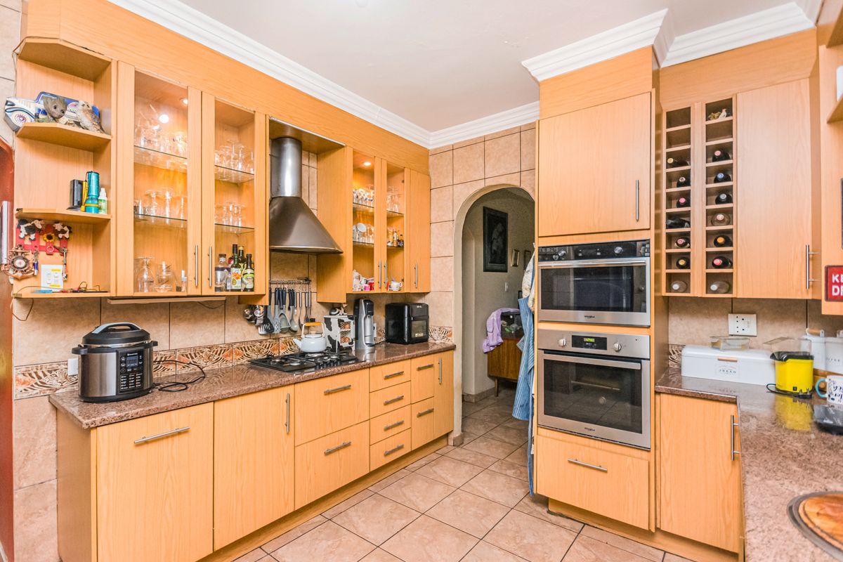 Spacious 4-Bedroom Family Home with Two Flatlets in Florida, Roodepoort - Photo 2