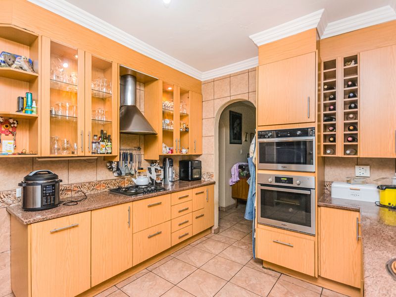 Spacious 4-Bedroom Family Home with Two Flatlets in Florida, Roodepoort - Photo 2