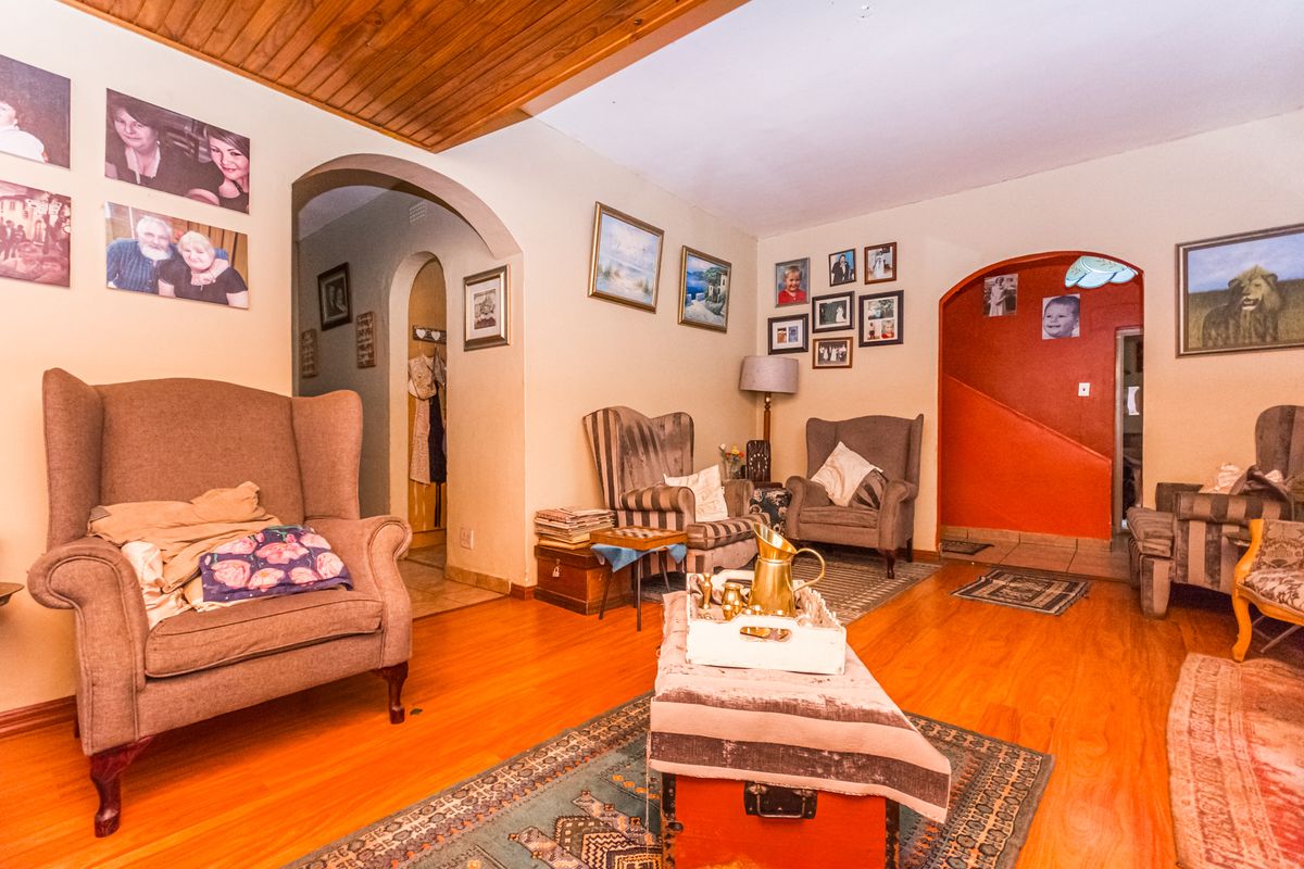 Spacious 4-Bedroom Family Home with Two Flatlets in Florida, Roodepoort - Photo 4