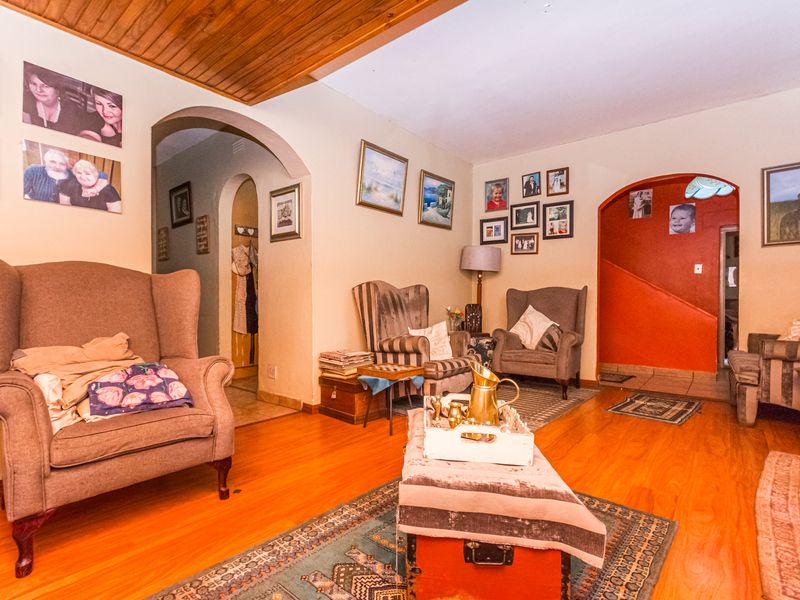 Spacious 4-Bedroom Family Home with Two Flatlets in Florida, Roodepoort - Photo 4