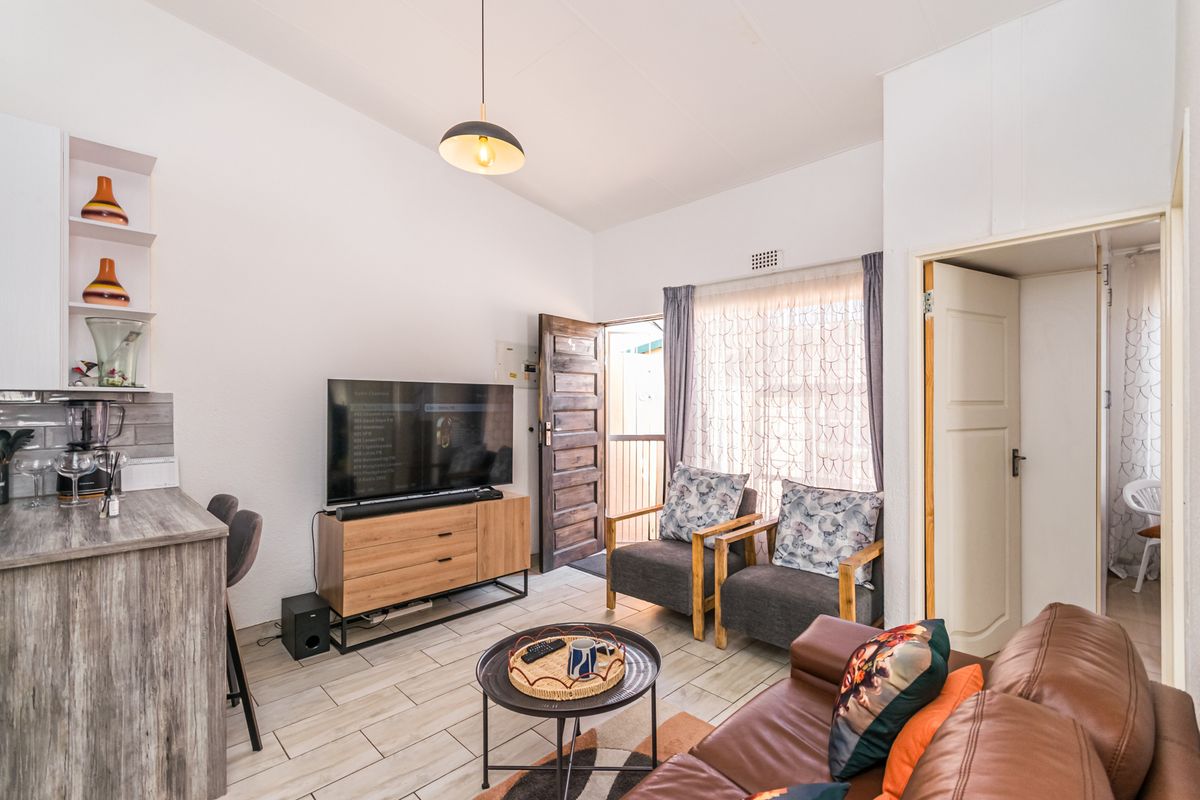 Modern & Extremely Neat 3-Bedroom Townhouse for Sale in Florida, Roodepoort - Photo 5